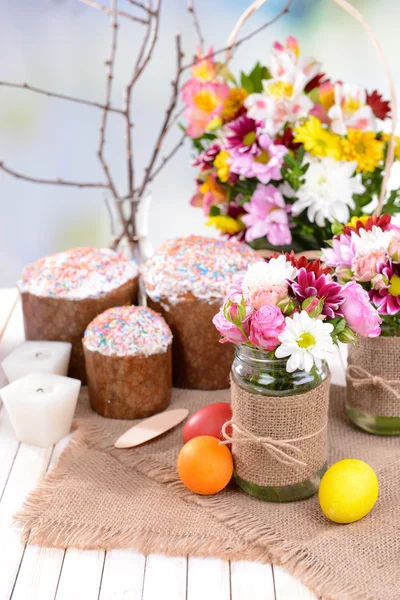 Beau bouquet de fleurs vives dans des pots sur la table — Photo