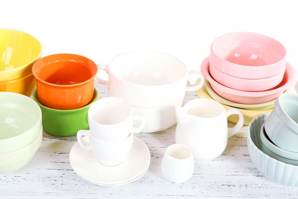 Různé nádobí na polici, izolované na bílém — Stock fotografie