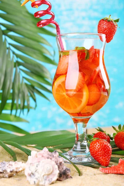 Refreshing strawberry cocktail on sand beach — Stock Photo, Image