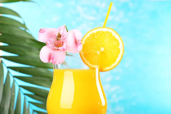 Refrescante cóctel naranja en la mesa de playa — Foto de Stock