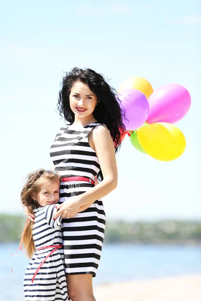 Joyeux maman et fille sur la plage — Photo