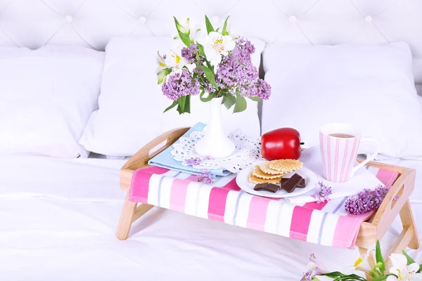 Легкий сніданок і красивий букет на ліжку — стокове фото