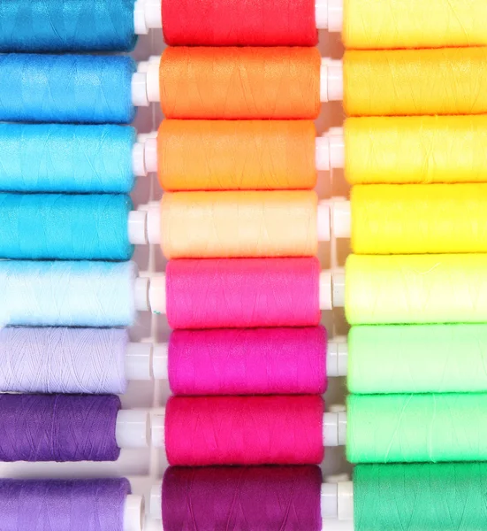 Hilos de costura multicolor aislados en blanco — Foto de Stock