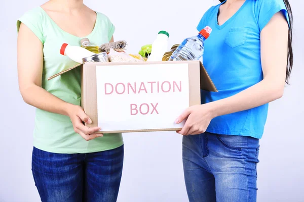 Volontaires avec boîte de dons avec denrées alimentaires — Photo