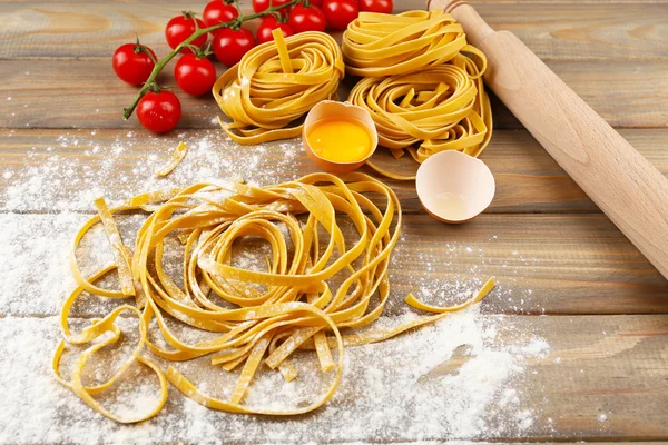 Natura morta con pasta cruda fatta in casa e ingredienti per la pasta — Foto Stock