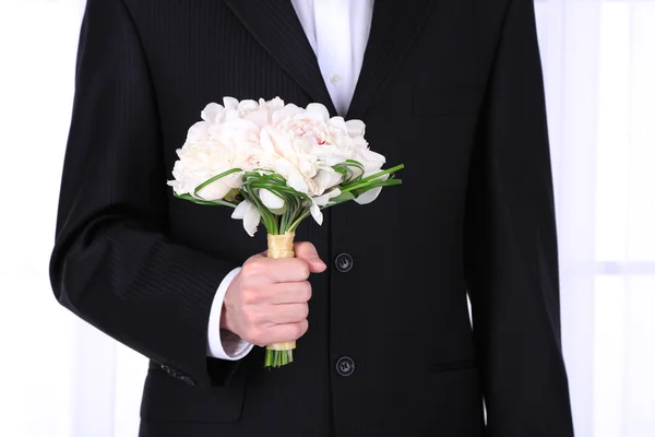 Man holding wedding bouquet — Stock Photo, Image