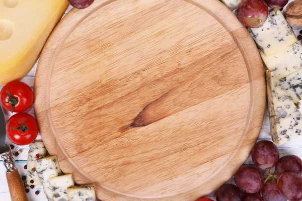 Diferentes tipos de queso con tabla vacía en primer plano —  Fotos de Stock