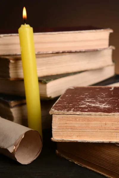 Oude boeken op tafel op bruine achtergrond — Stockfoto