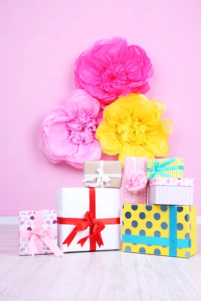 Muitos presentes de aniversário no quarto — Fotografia de Stock