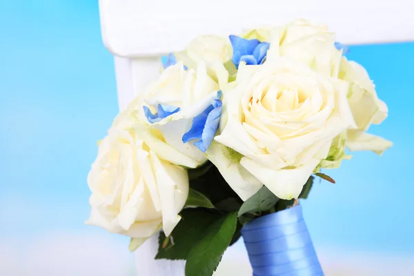 Vackra bröllop bukett med rosor på trä stol — Stockfoto