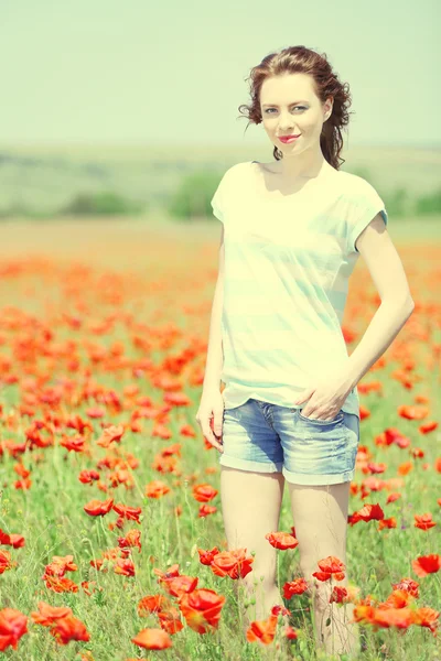 Bella giovane donna nel campo di papavero — Foto Stock
