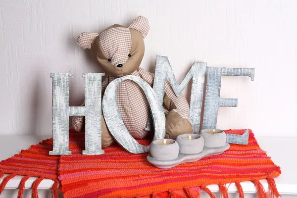 Letras decorativas formando palavra HOME com ursinho de pelúcia — Fotografia de Stock
