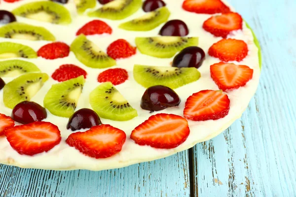 Zelfgemaakte zoete pizza met vruchten op houten tafel, close-up — Stockfoto