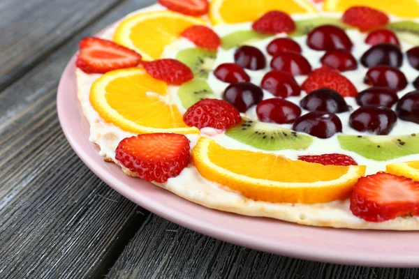 Zelfgemaakte zoete pizza met vruchten op houten tafel, close-up — Stockfoto