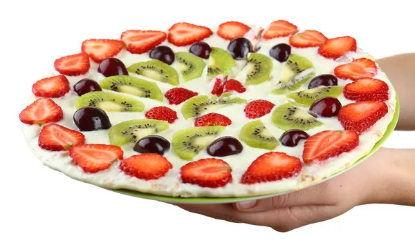 Zelfgemaakte zoete pizza met vruchten in handen — Stockfoto