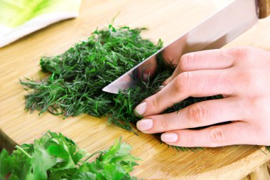 el kesme Yeşiller kesme tahtası üzerinde