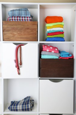 Giysi rafları yakın çekim