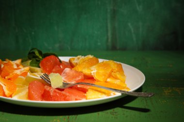 narenciye tabakta ahşap zemin üzerine dilimlenmiş