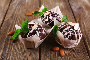 Tablo yakın çekim fındık ile lezzetli kekler