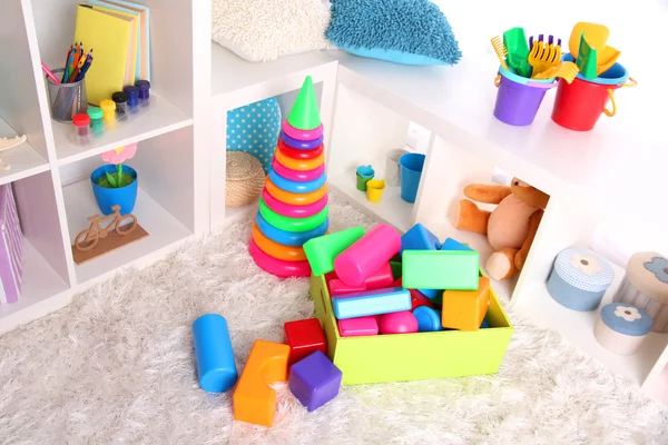 Jouets en plastique coloré dans la chambre des enfants — Photo