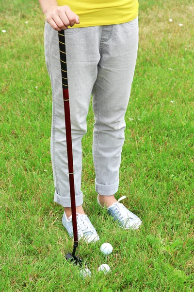 Jugadora de golf femenina en el campo de golf —  Fotos de Stock