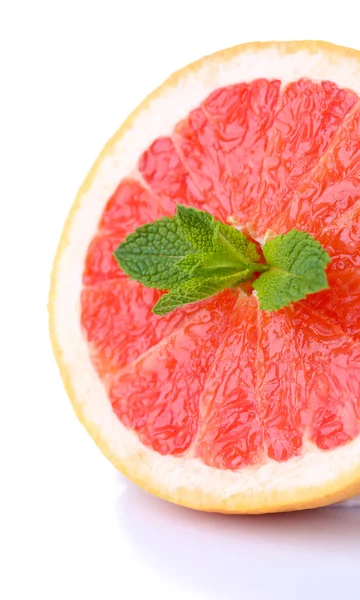 Hälfte der Grapefruit isoliert auf weiß — Stockfoto