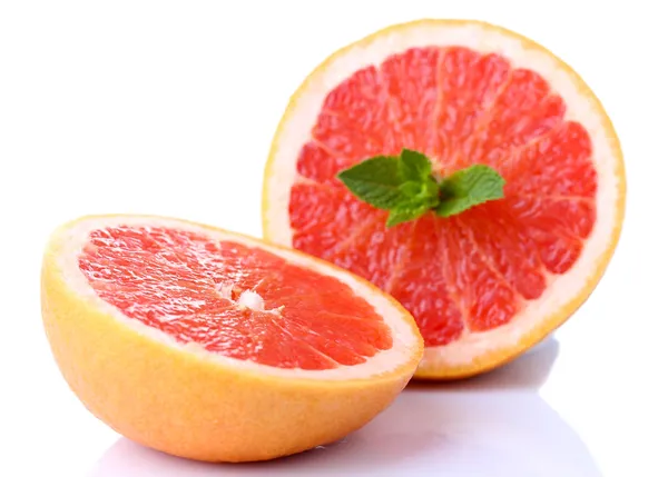 Grapefruit met de helft geïsoleerd op wit — Stockfoto