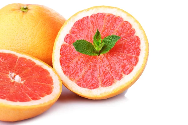 Grapefruit met de helft geïsoleerd op wit — Stockfoto