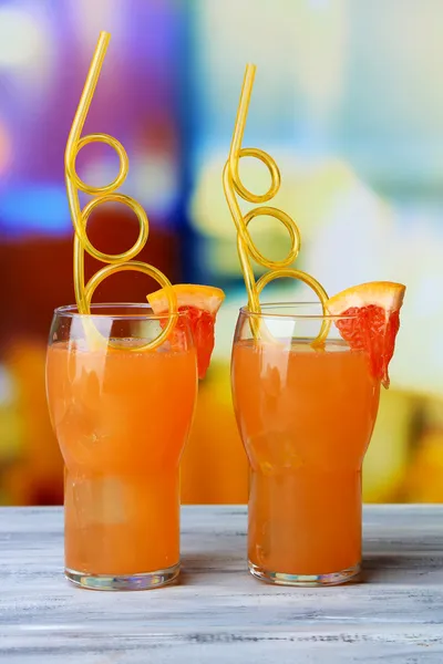 Grapefruit cocktail with cocktail straw on bright background — Stock Photo, Image