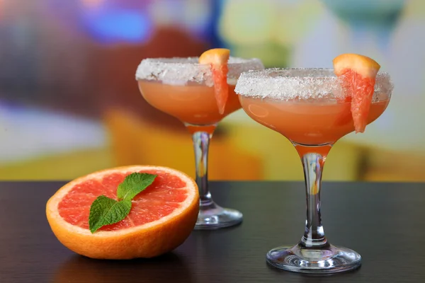 Grapefruit-Cocktail in Gläsern auf hellem Hintergrund — Stockfoto