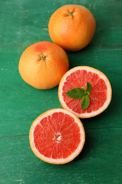 Pomelos maduros sobre fondo de madera de color — Foto de Stock