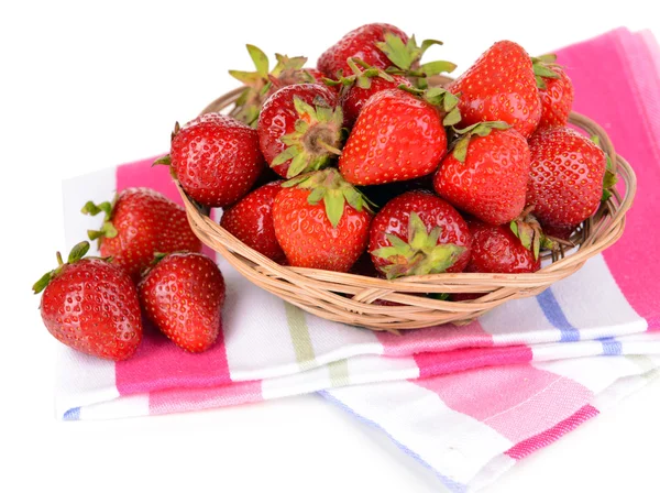 Fresas dulces maduras en canasta de mimbre aisladas en blanco — Foto de Stock
