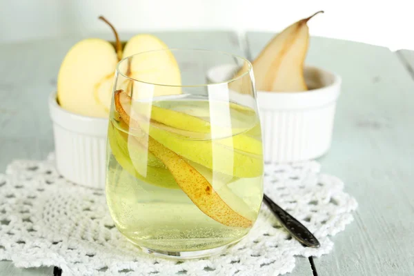 Sangria drinken in glas op houten tafel, op lichte achtergrond — Stockfoto