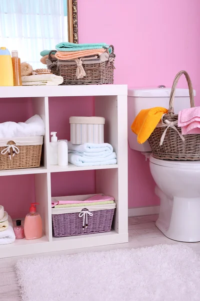 Étagères dans la salle de bain — Photo