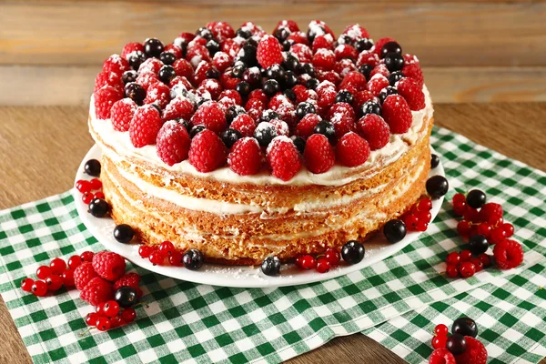 Smakelijke cake met verse bessen op tafel, close-up — Stockfoto