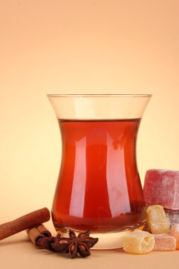 Türk çayı ve rahat lokum, bej renkli arka plan üzerinde bardak