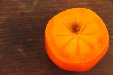 ahşap zemin üzerinde yarım Trabzon hurması