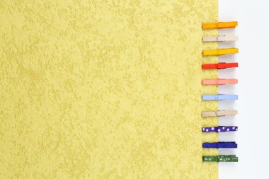 renkli ahşap pimleri ve kağıt ile arka plan