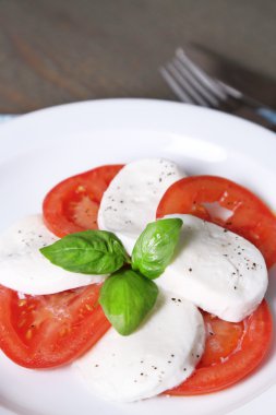 mozarella peyniri, domates ve fesleğen ahşap masa arka plaka Caprese salatası