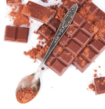toz kakao ve çikolata üzerine beyaz izole