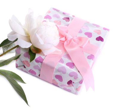üzerinde beyaz izole güzel peony çiçek ve hediye kutusu