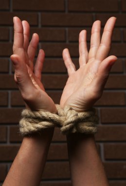 koyu arka plan üzerine bağladılar eller