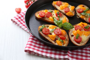 lezzetli masa üzerinde tavada domates bruschetta