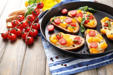 lezzetli Pan, eski ahşap masa üstünde domates bruschetta