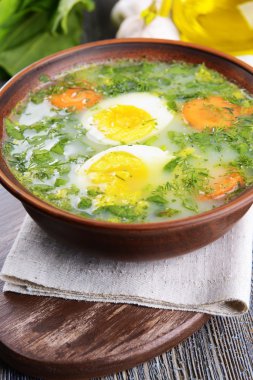 kuzukulağı üzerinde tablo yakın çekim yeşil çorba, lezzetli