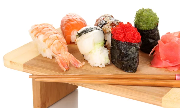 Ahşap tahta üzerinde beyaz izole lezzetli sushi servis — Stok fotoğraf