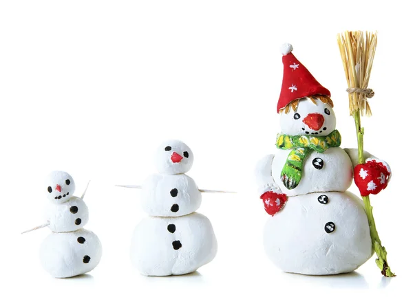 Bonitos bonecos de neve isolados no branco — Fotografia de Stock