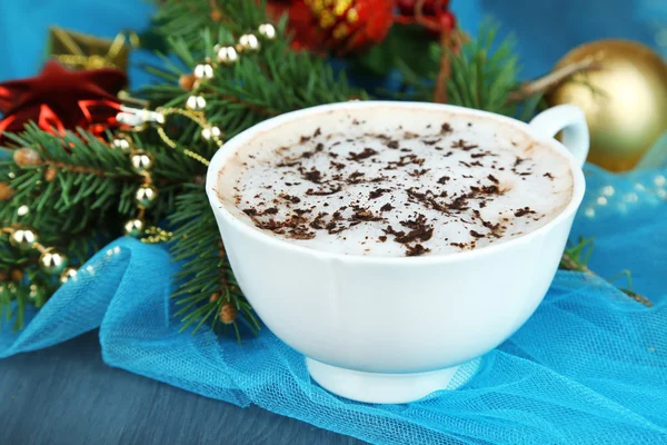 Chocolate caliente con crema en taza de color, sobre la mesa, sobre fondo decoraciones de Navidad — Foto de Stock