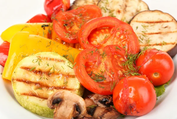 Läckra grillade grönsaker på tallriken närbild — Stockfoto