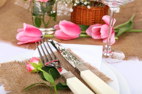 De instelling van de tabel met Lentebloemen close-up — Stockfoto